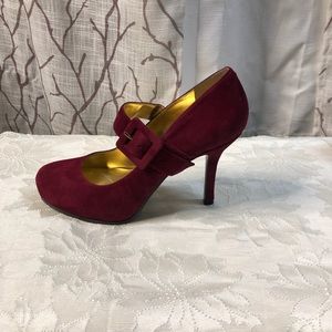 Nine West size 10 wine suede heel.